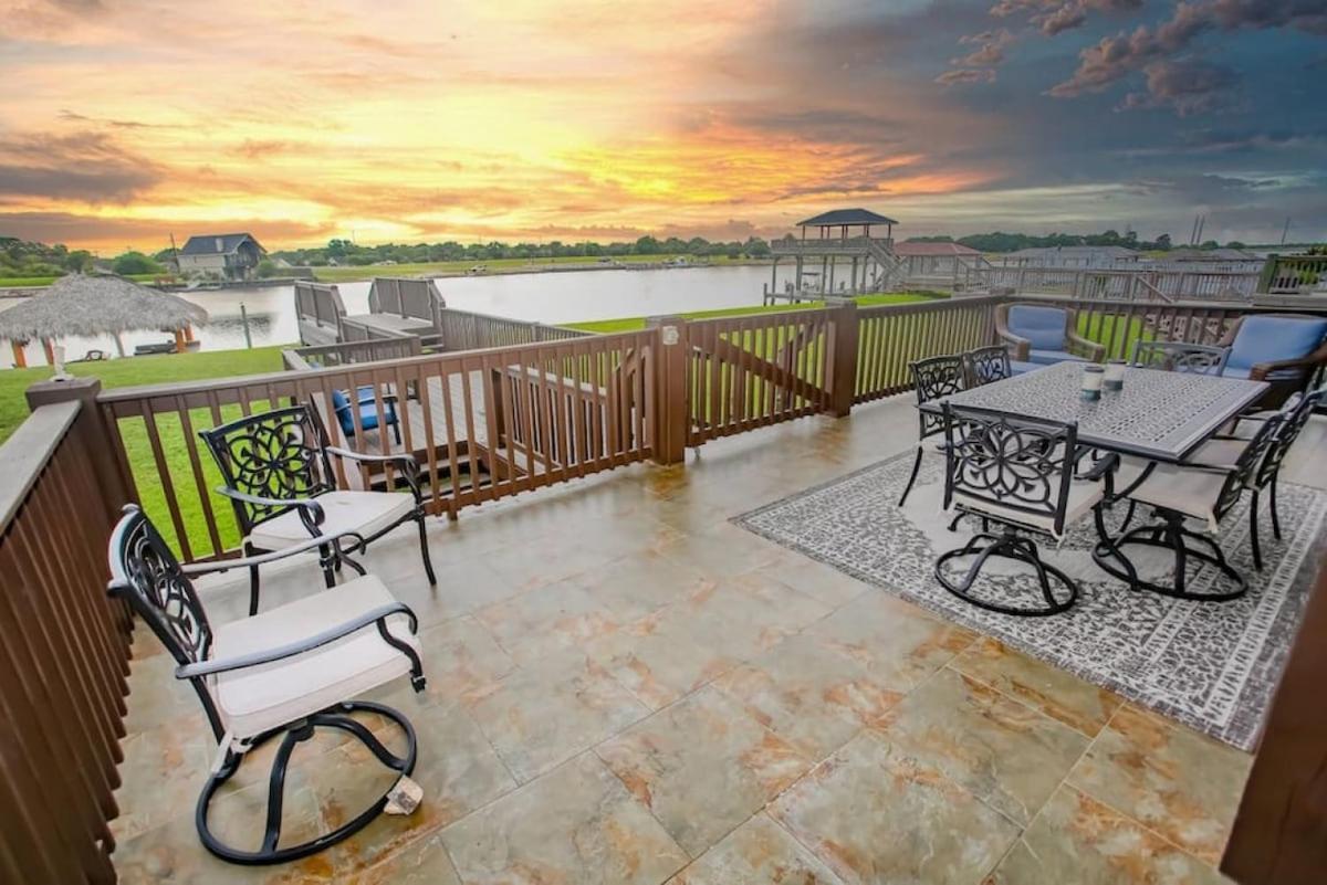 Luxury Waterfront Home Family And Pet Friendly Near Surfside Beach 11 Mins Freeport Eksteriør billede